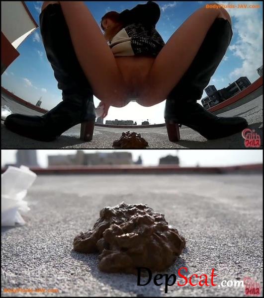 Gaping shaven pussy and defecating under the blue sky. - Amateur shitting, Filth jade [FullHD 1080p/118 MB]