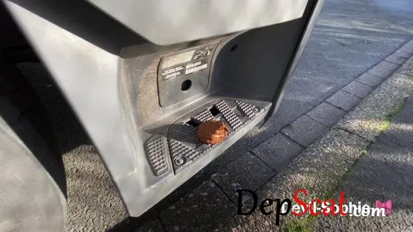 OMG - how does the shit get onto the truck running board Devil Sophie - Poop, Extreme [UltraHD 4K/338 MB] DepScat