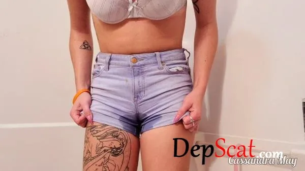 Pissing my jean Shorts CassandraMay - Piss, Efro, Pee [UltraHD 4K/1.27 GB]