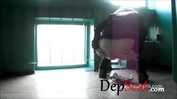 The girl likes to shit in the entrance of an apartment building NaturalScatGirls - Scatology, Private [HD 720p/378 MB]