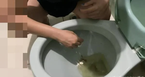 Comendo a merda dele que saiu direto no vaso Casal Fist aka Mabel - Solo Scat, Shit Eating [HD 720p/47.68 MB]