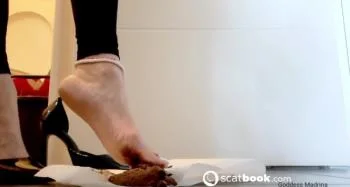 Vidéo de mes pieds remplis de chocolat à l’intérieur de mes talons avec emprise psychologique Goddess Madrina -  [HD 720p/68.35 MB]