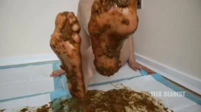 Barefoot Poop Trampling Ella Dearest aka Efro Ella - Solo, Defecation [HD 720p/42.3 MB]