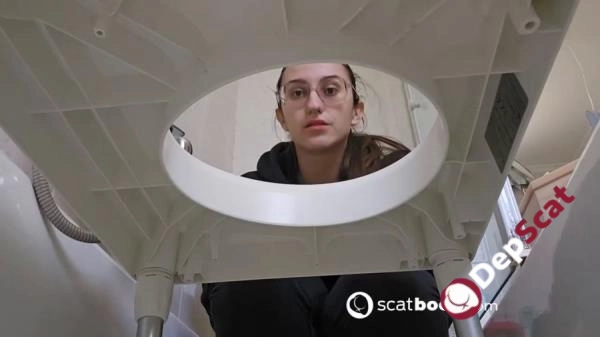 Lithuanian Mistress Dominates in Toilet Slavery Session [HD 720p]