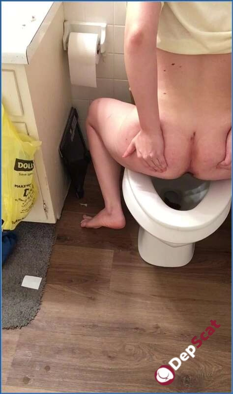 Scatqueen420 Dominates in Exclusive Toilet Peeing Compilation