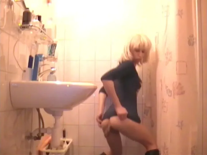 Download Nicole Gets Down For A Messy Solo Poop At Joyangeles DepScat.com