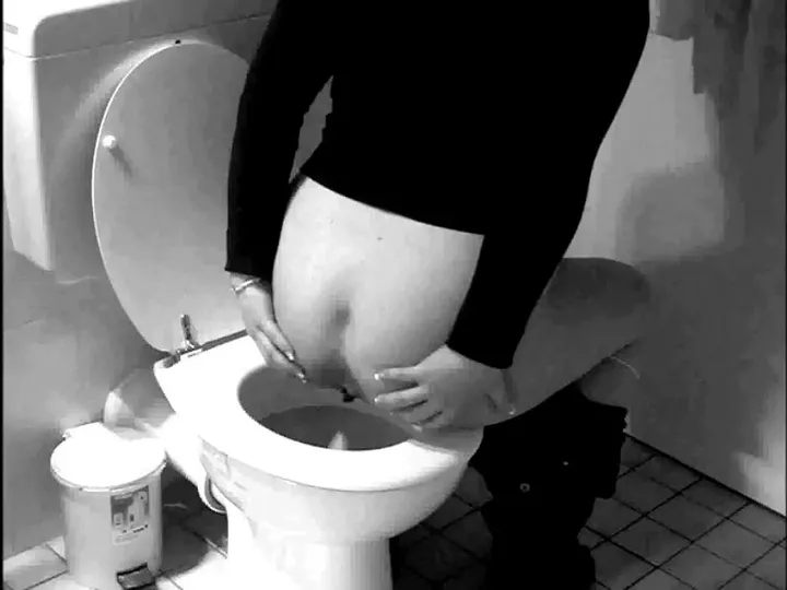 Download Nicole Squats for a Thick Poop Load in a Solo Clip DepScat.com